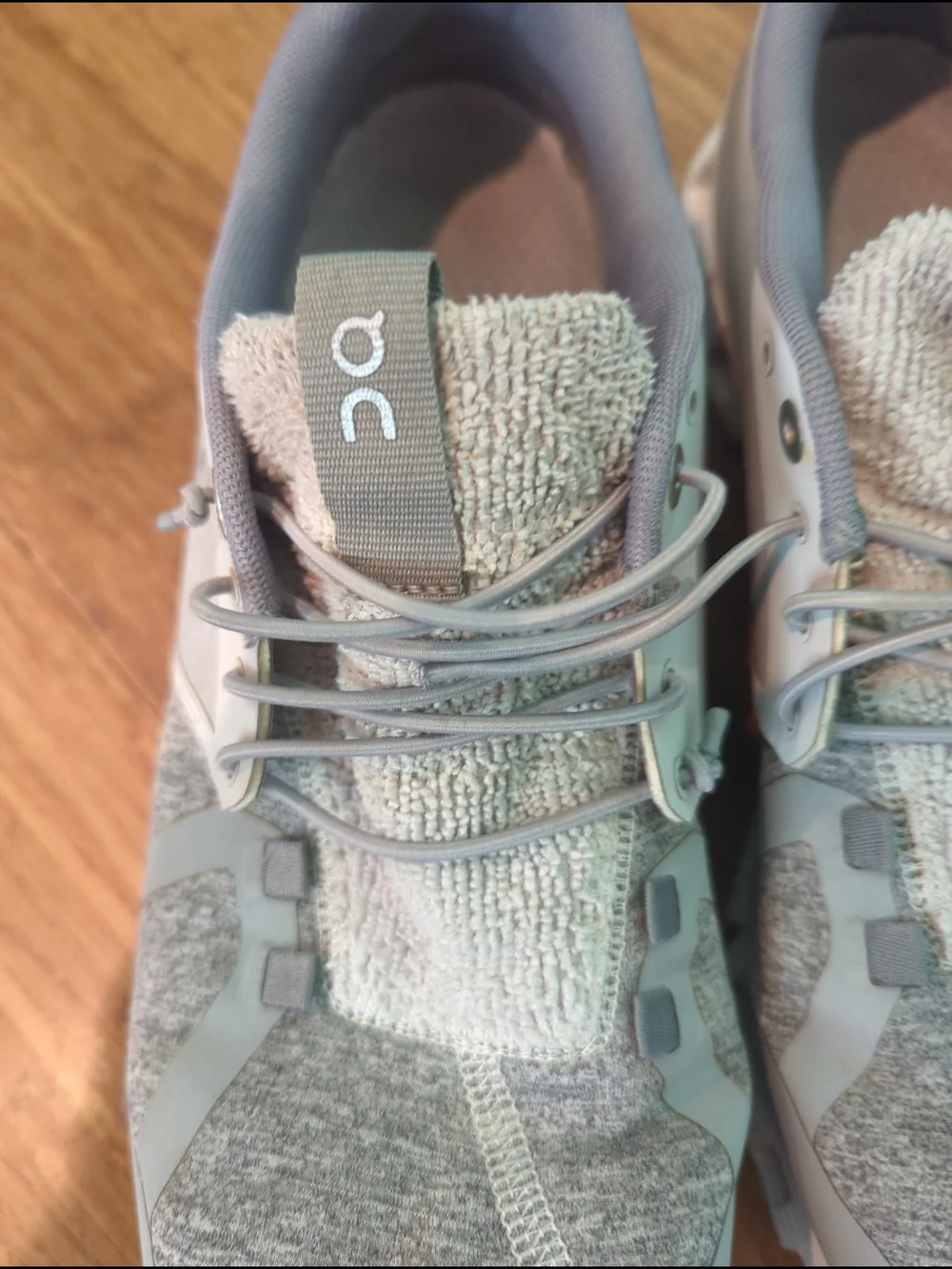 On Running Cloud Terry Cloth Sneakers 9.5 EUC Mens